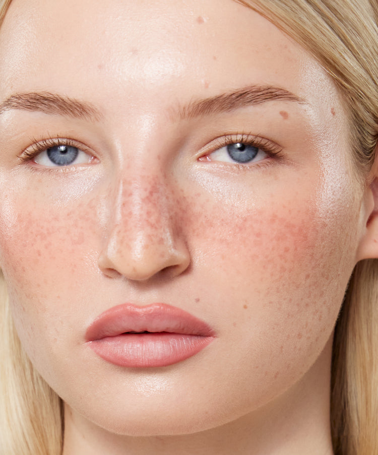 | desc: | text: light Model wears Lip Sculpt in Blush