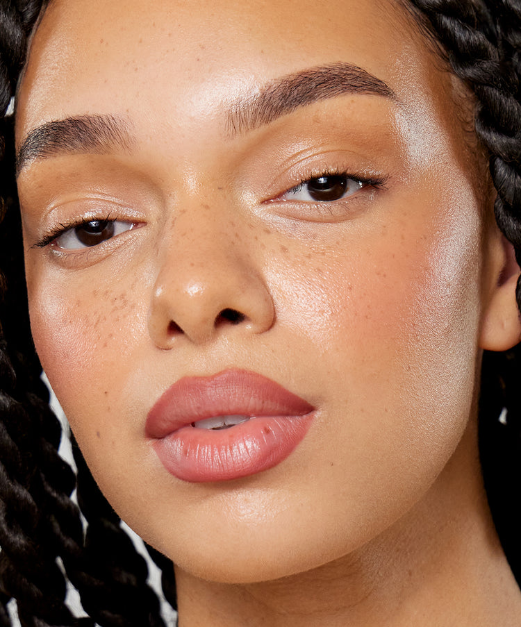 | desc: | text: light Gabbi wears Lip Sculpt in Dusk