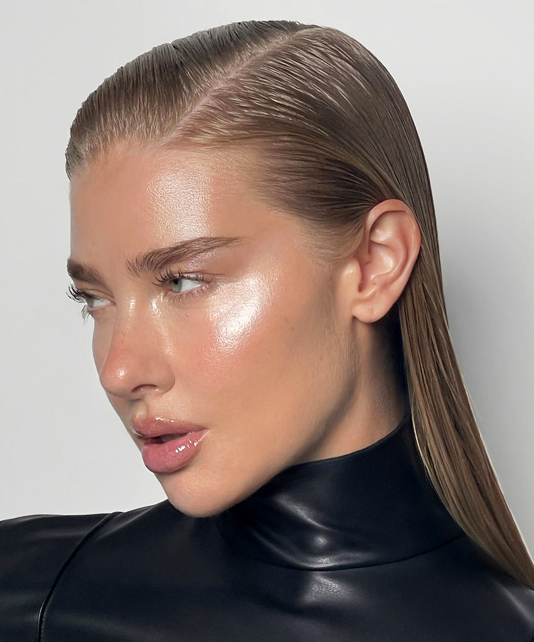 | desc: | text: light Jess wears Lip Gloss in Chrome