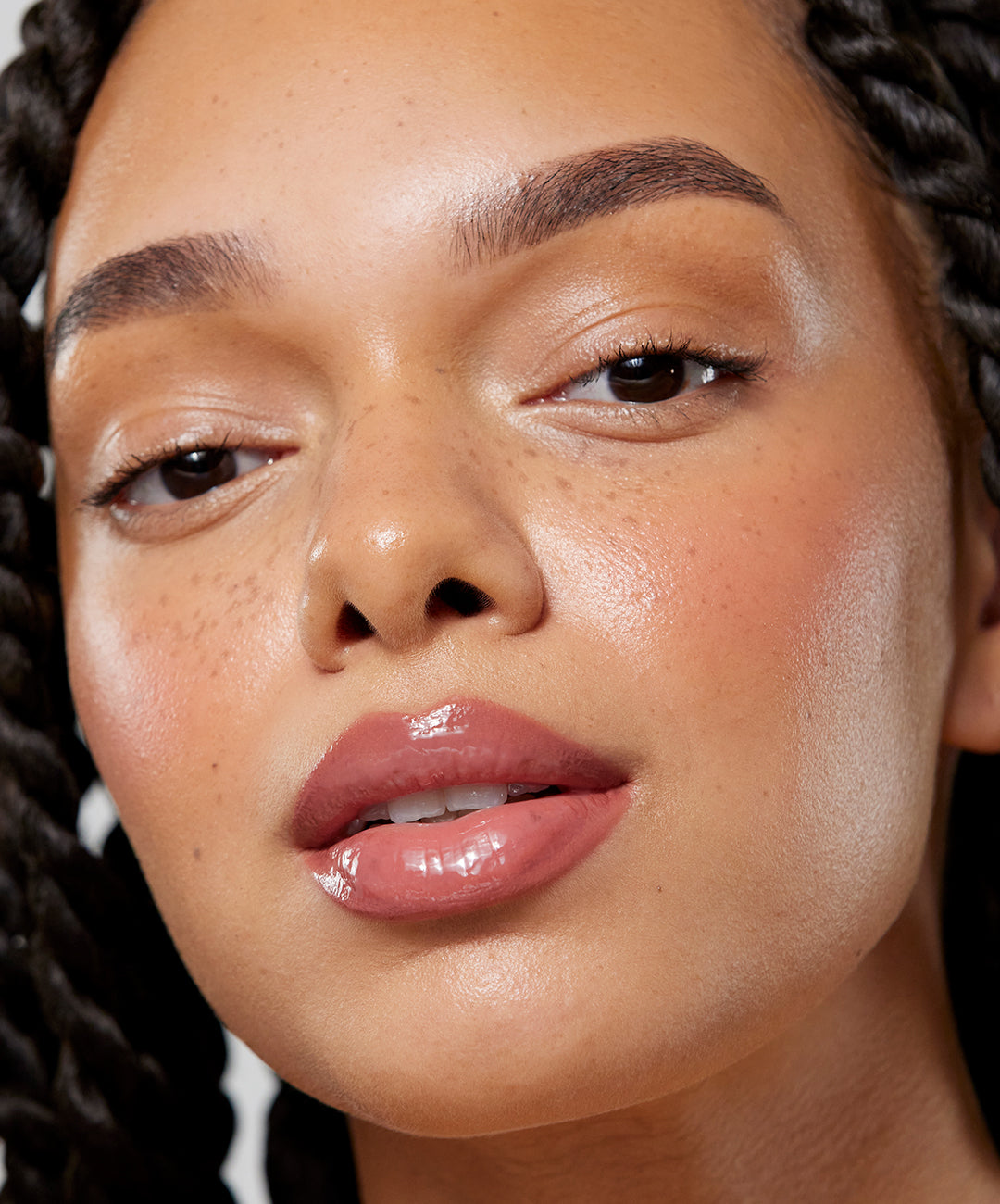 | desc: Model wears Lip Sculpt & Lip Gloss in Rosewood