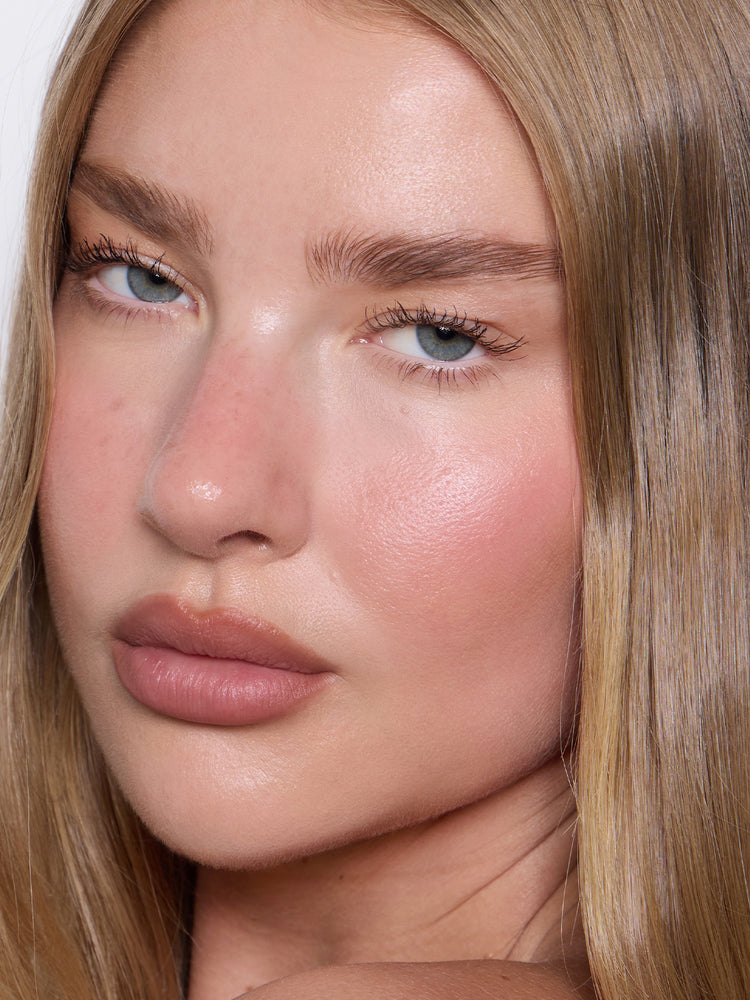 Jess wears Blur Liner in shade Stone