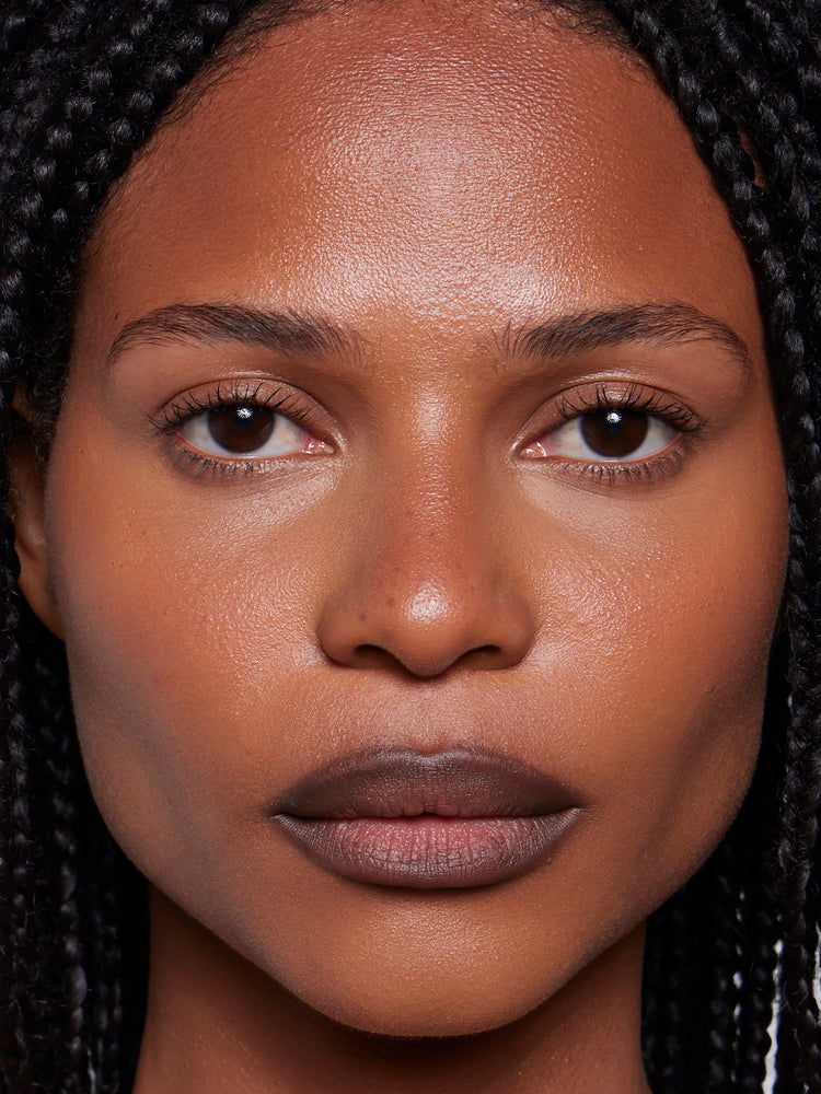 Jerri wears Blur Liner in shade Teak