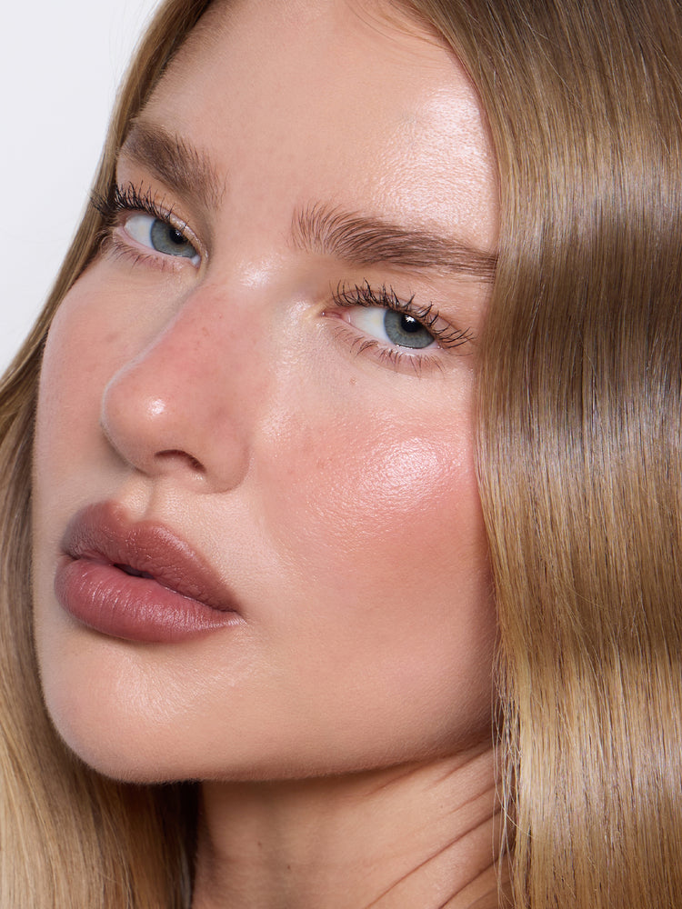 Jess wears Blur Liner in shade Umber