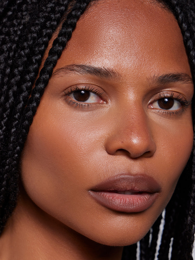 Jerri wears Blur Liner in shade Umber